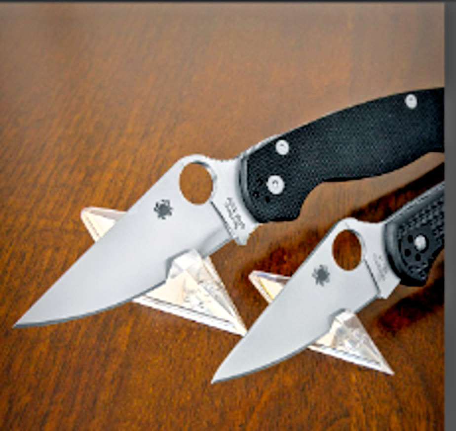 SPYDERCO ACRYLIC KNIFE STANDS 9 LARGE AND 10 SMALL (19 TOTAL)