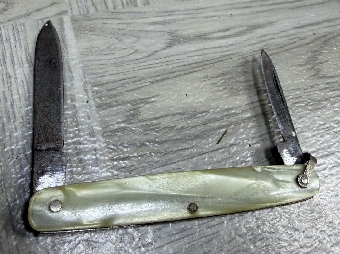 VINTAGE PAL CUTLERY Co Peanut Pocket Knife USA Pearl White