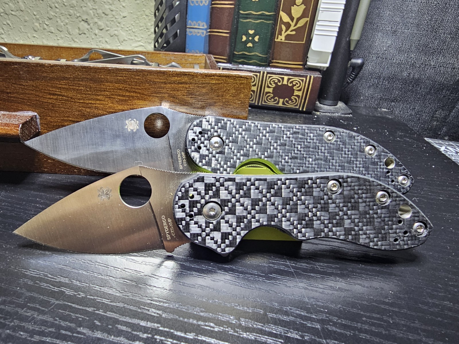 SPYDERCO CTS-XHP Domino and dice Folding Knife set big and small