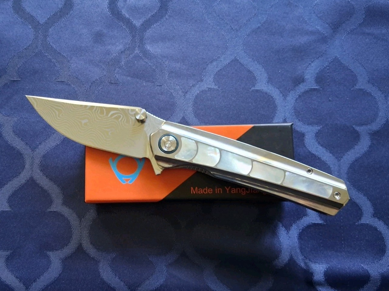 *NEW*🔥SIXLEAF – w/Mother of Pearl Handle & Plain Damascus Blade (SL-95-Shell)