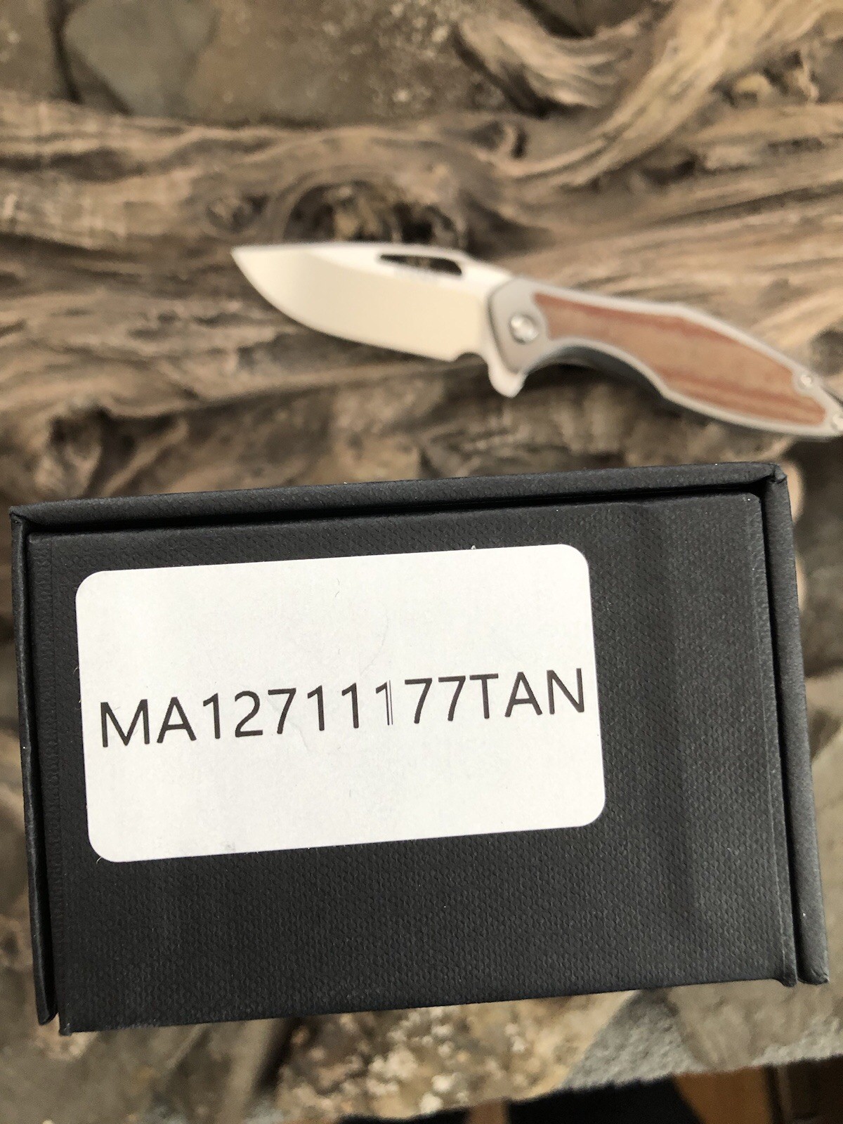 Koenig Mini Arius – Tan Micarta Inlays – Brightwashed M390 – CCKS ‘26 Exclusive