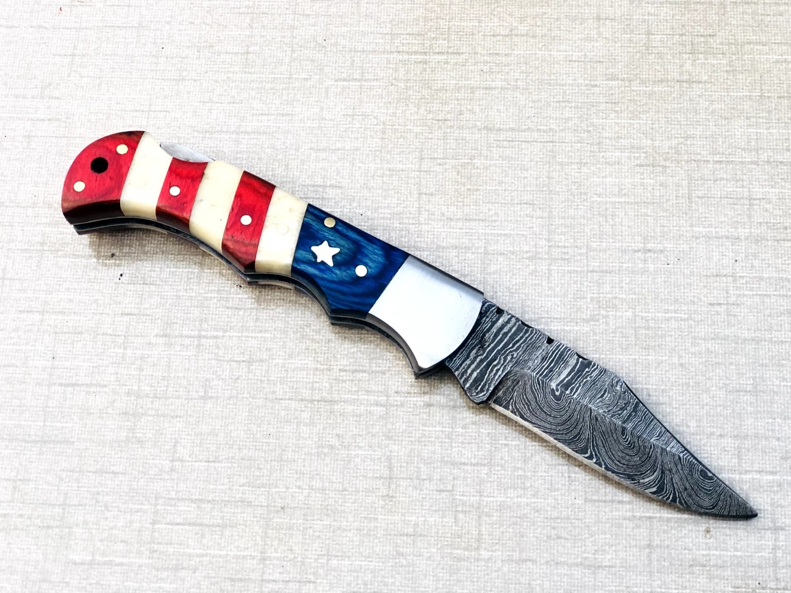 LOT OF 20PCS OF POCKET KNIVES,AMERICAN FLAG & CAMEL B HANDLE WITH LEATHER SHEATH