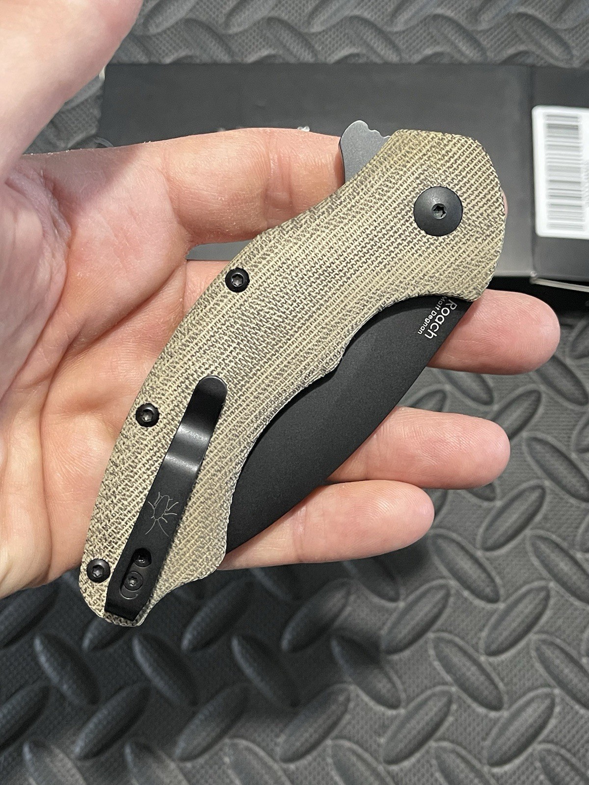 Kizer Knives – Roach – Green Canvas Micarta Scales w/ a N690 Blade.
