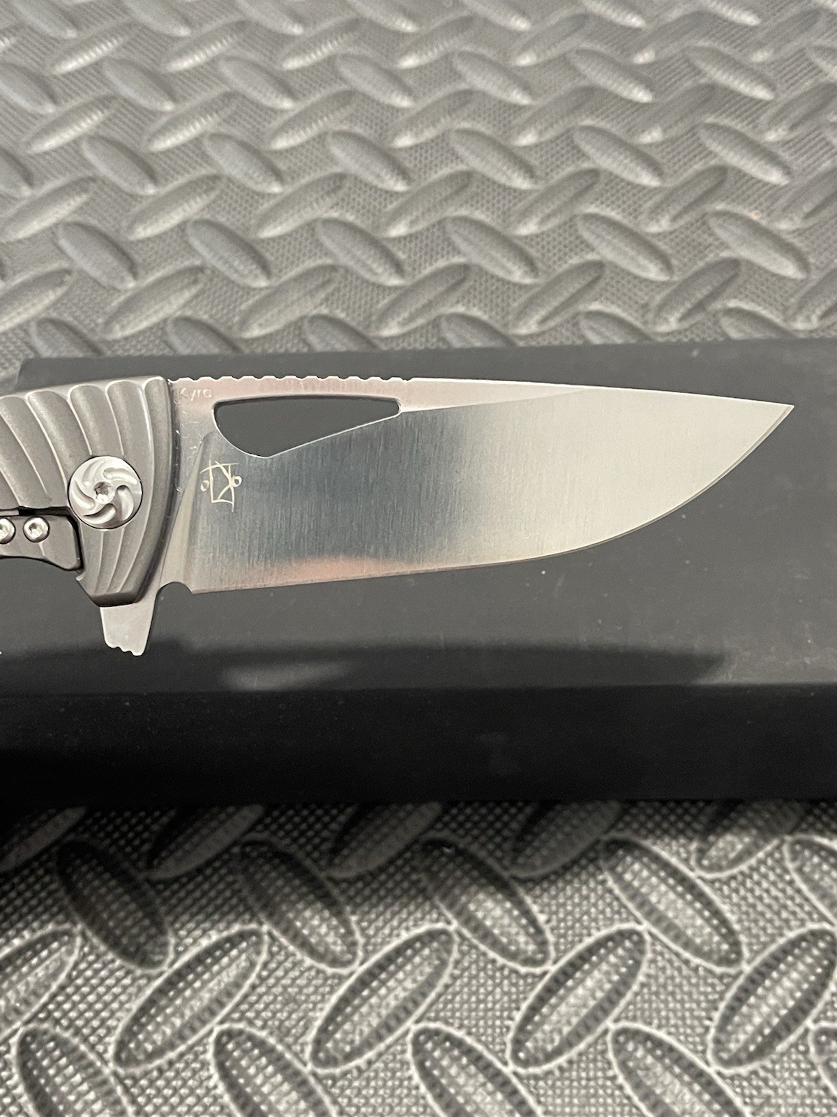 Kizer Knives – Kyre – Milled Titanium Scales w/ a S35VN Blade.