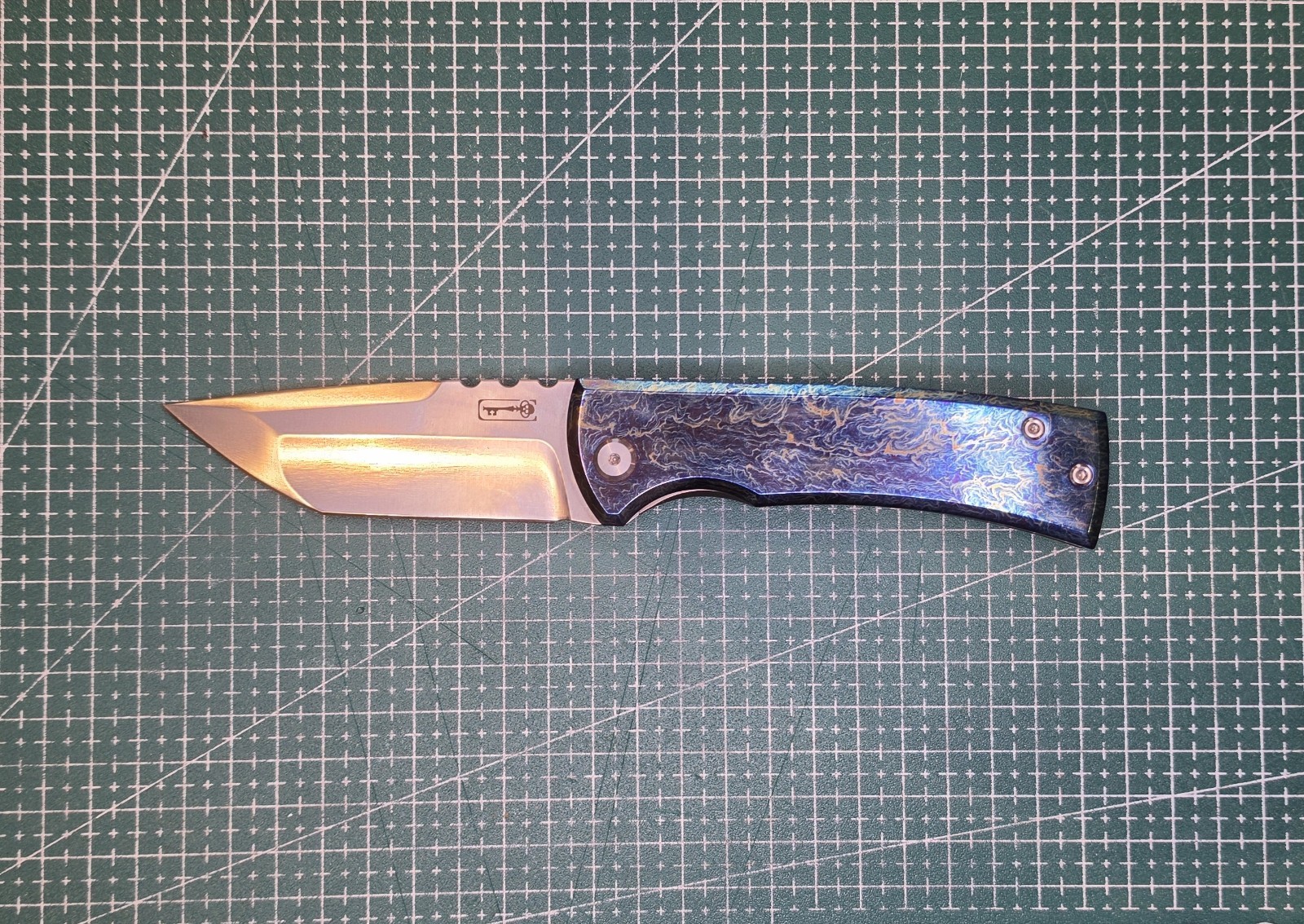Chaves Ultramar Redencion 229 3.625″ M390 Blade, LightningBlue Titanium Handles